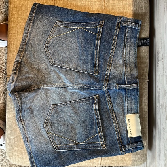 Kendall and Kylie Jean shorts size 13/31 in great shape - Picture 3 of 3
